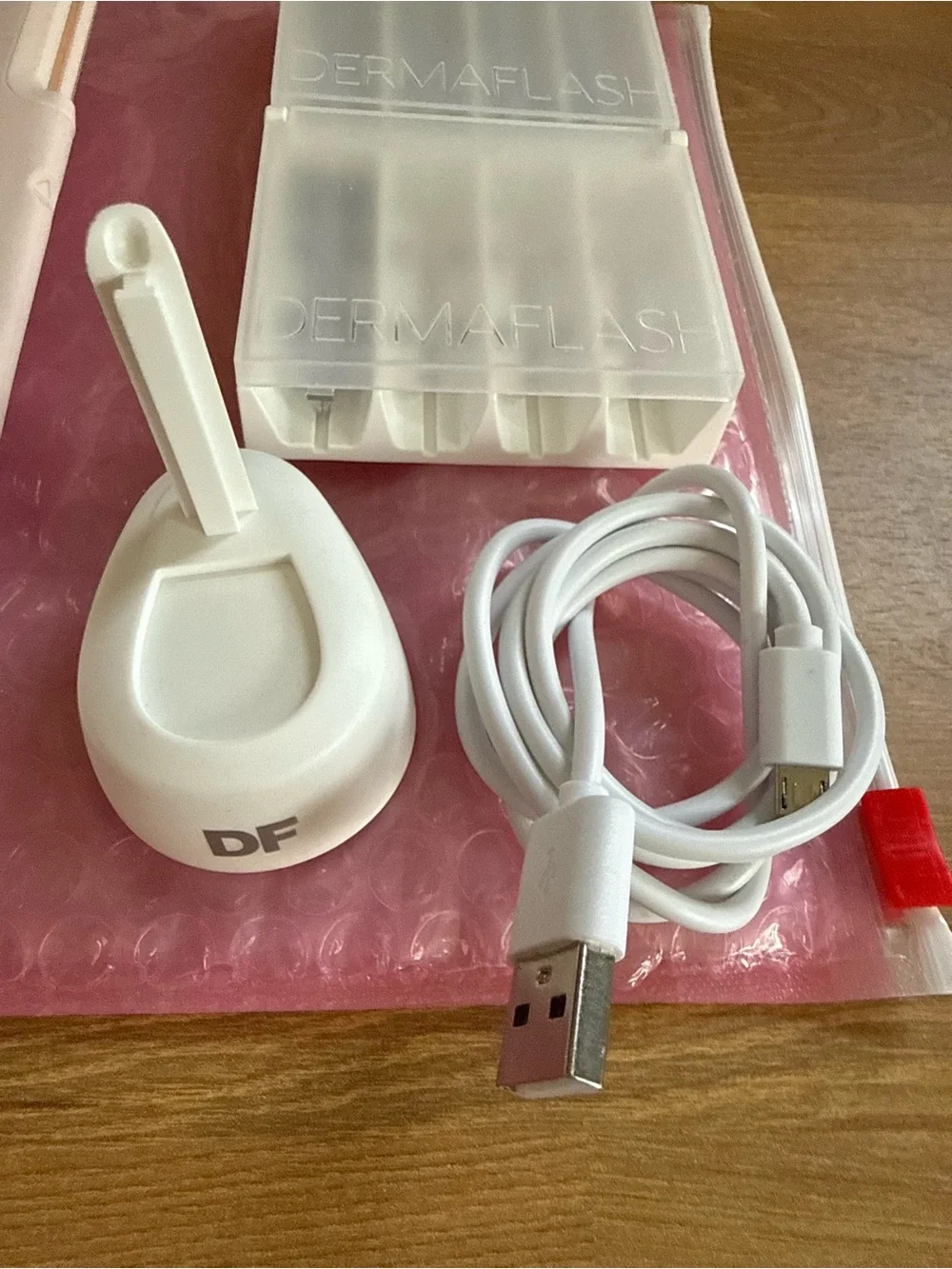 EUC Dermaflash Luxe+ Sonic Dermaplaning + Peach Fuzz Removal Set